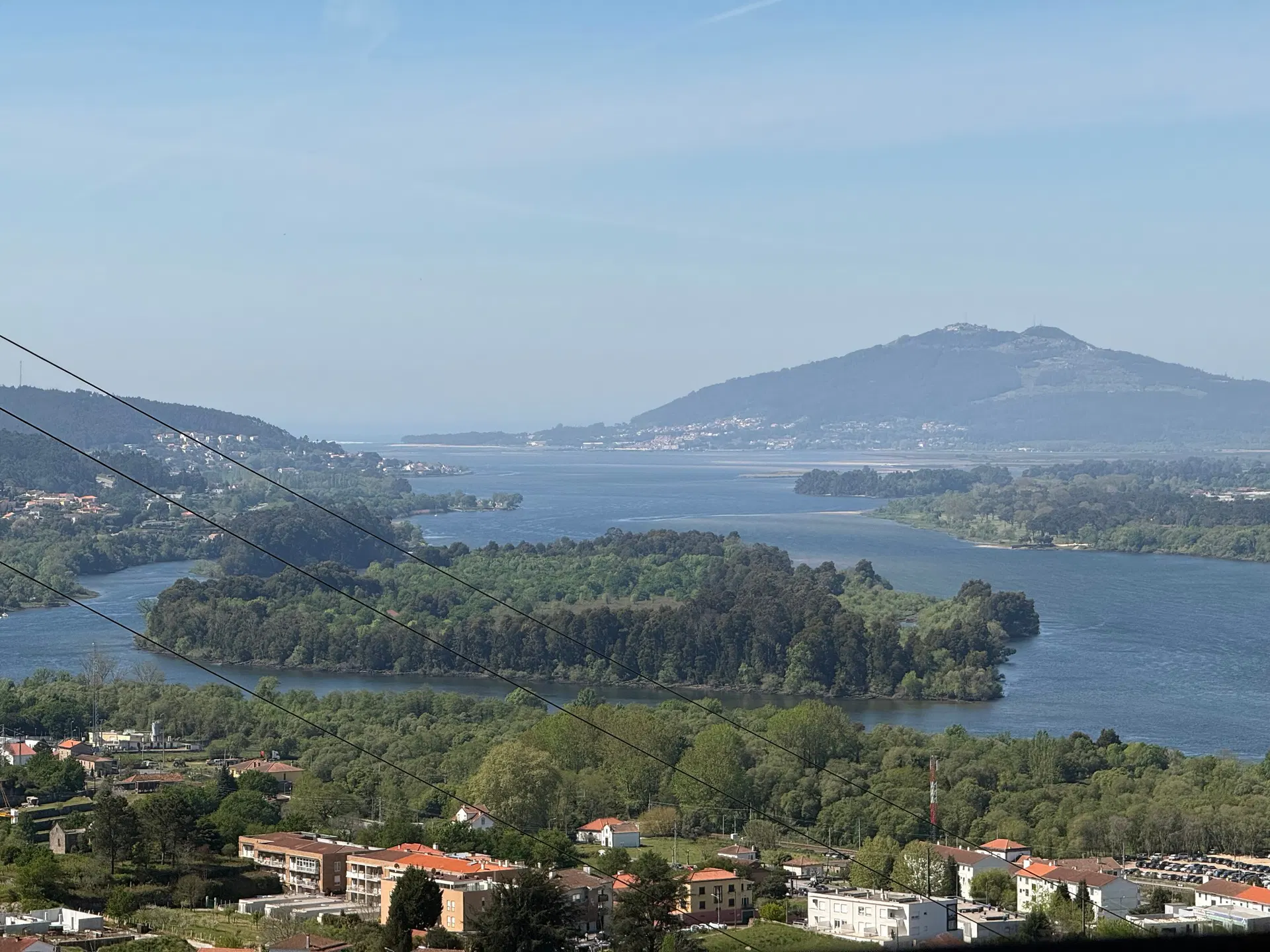 O rio Minho visto de cima, com a vila de Cerveira em baixo e a Galiza na outra margem.